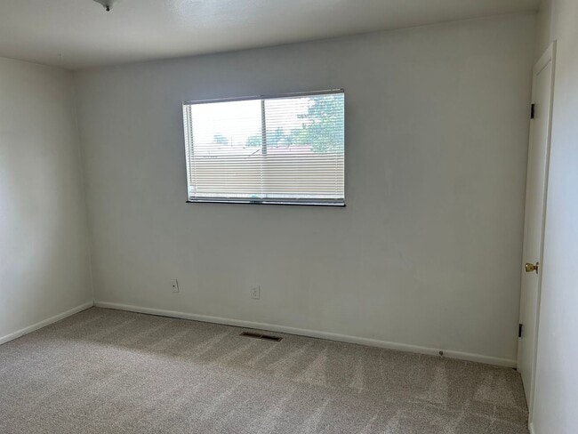 Building Photo - Ranch Style Home 3 beds, 1 bath close to F...