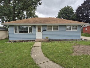 Building Photo - 911 N Hine Ave