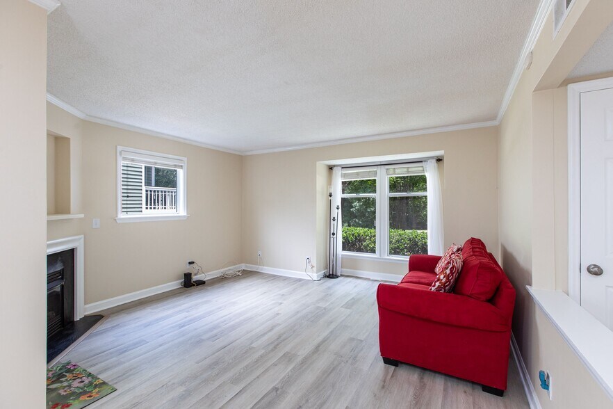 Living Room Great Light - 1200 Westview Ln