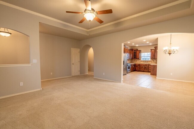 Building Photo - Beautiful 3 bed / 2 bath in New Tulsa!