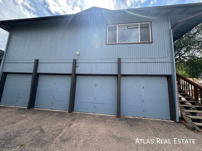 Building Photo - 303 University Dr