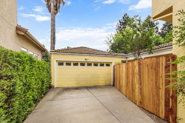 Building Photo - Short term room for rent