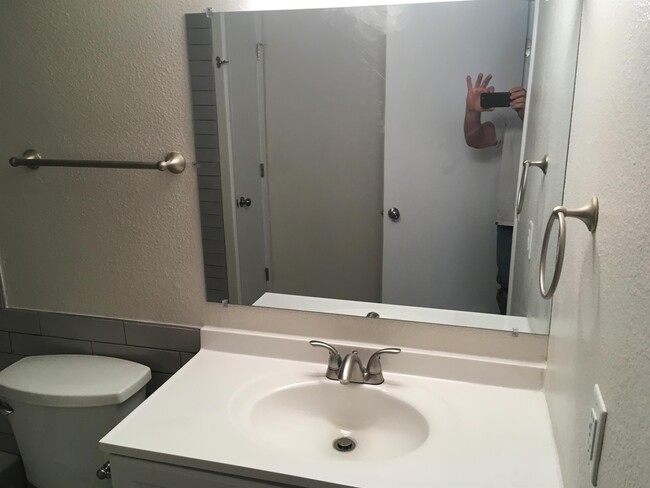 Building Photo - 2601 W Broadway Blvd