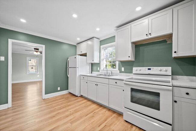Building Photo - 2 Bedroom Pet Friendly Home For Rent Near Madison Street!