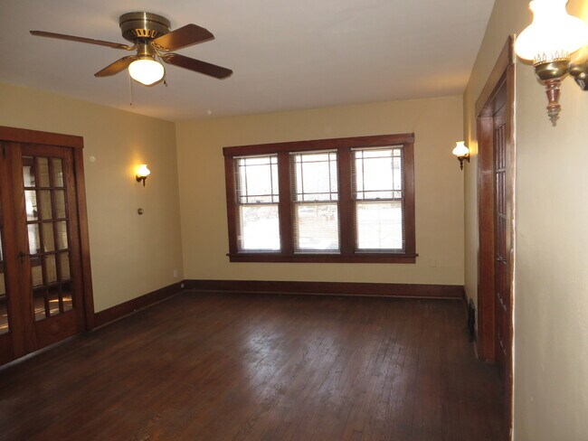 Building Photo - 826 Nuttman Ave