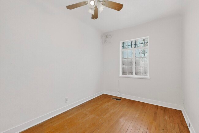 Building Photo - 116 Columbia Dr SE