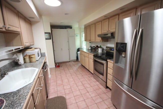 Building Photo - 3bd/2ba Waterfront House for Rent in Freep...