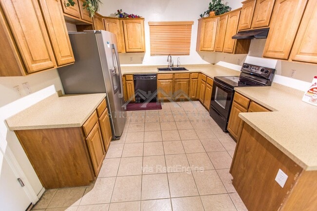 Building Photo - 945 E Blue Spruce Ln