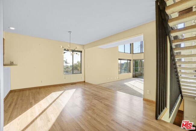 Building Photo - 364 Pershing Dr