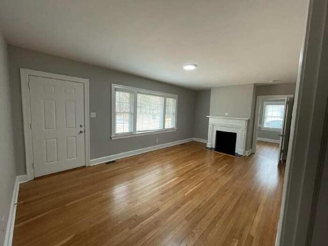 Building Photo - 3 Bedroom 2 Bath