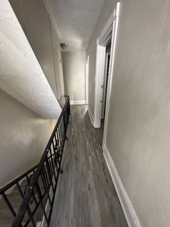 Building Photo - *** Shadyside * Large 4 Bedroom House For ...