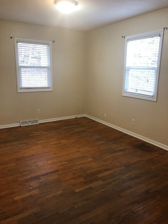 Building Photo - 1528-1530 Seminole Ave NW Cedar Rapids, IA...