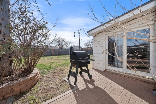 Building Photo - Fully Furnished Long-Term Rental!!