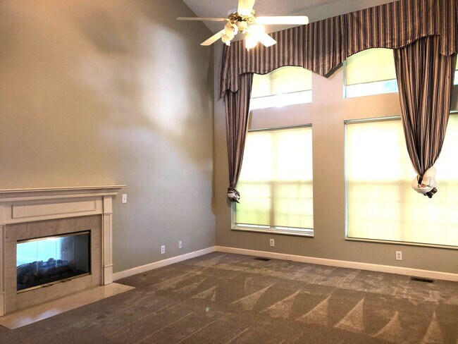 Building Photo - 4-Bedroom Home in Hendersonville!
