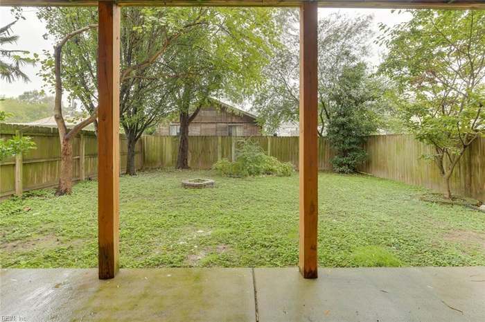 Backyard (unfurnished) - 4644 Lake Dr