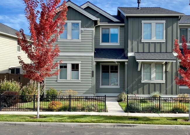 Primary Photo - Newer 3BR - 2.5BA Home a Sought-After Redm...