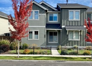 Building Photo - Newer 3BR - 2.5BA Home a Sought-After Redm...