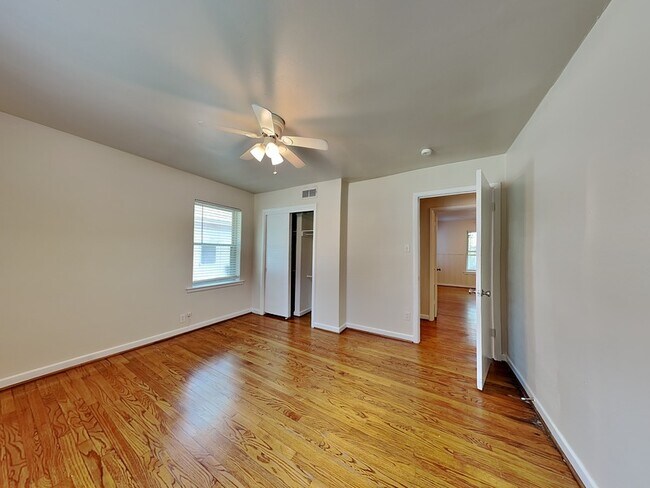 Building Photo - 1002 Noble Ave