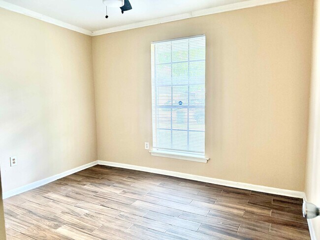 Building Photo - 2056 Vickers Dr