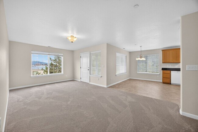 Building Photo - Spacious 2 Bedroom, 2 bath 2nd Floor Apartment