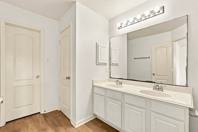 Building Photo - 2703 Skyview Glen Ct