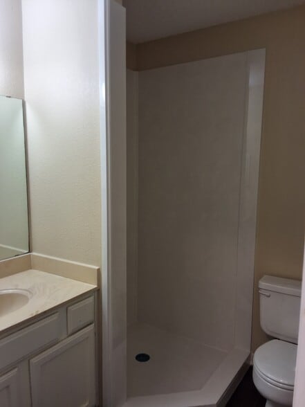 2nd bath - 5748 Mill Creek Dr