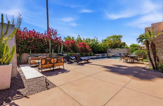 Building Photo - 8101 E Del Timbre Dr