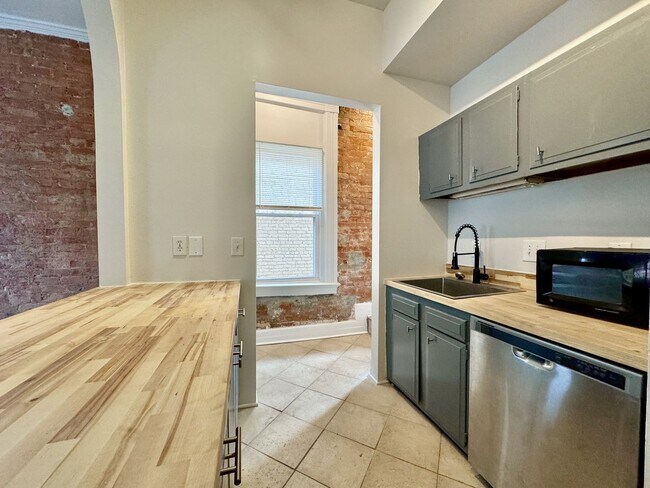 Building Photo - 2233 Victor St