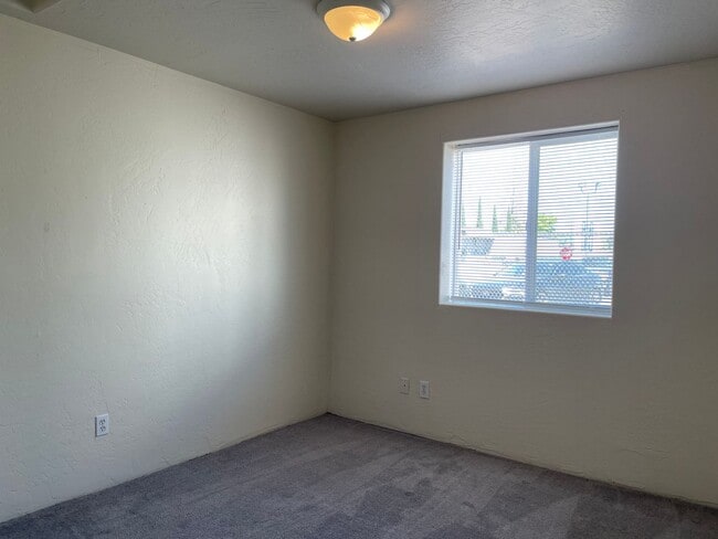 Building Photo - Cute 2 Bedroom 1 Bath Apartment-Centarlly ...