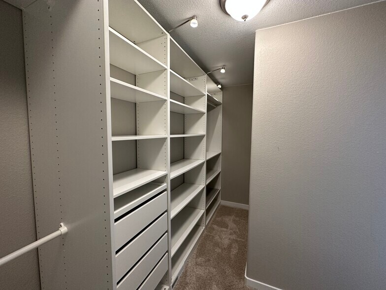 Building Photo - 6737 Sedgerock Ln