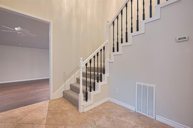 Building Photo - 520 S Rivershire Dr