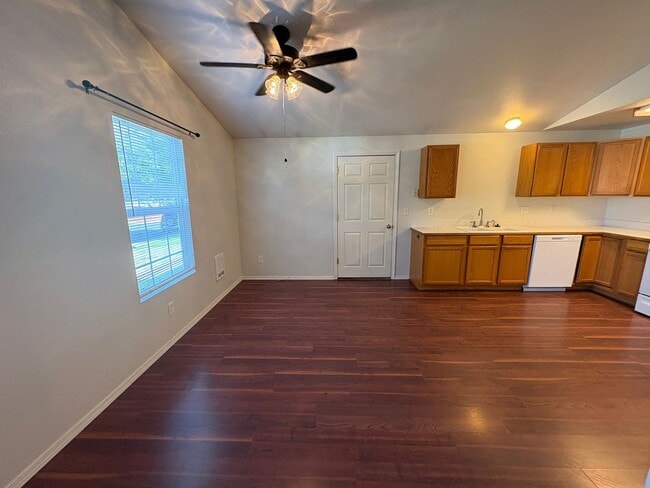 Building Photo - SCHEDULE A TOUR TO VIEW THIS COZY OPEN FLOORPLAN DUPLEX IN REDMOND!!