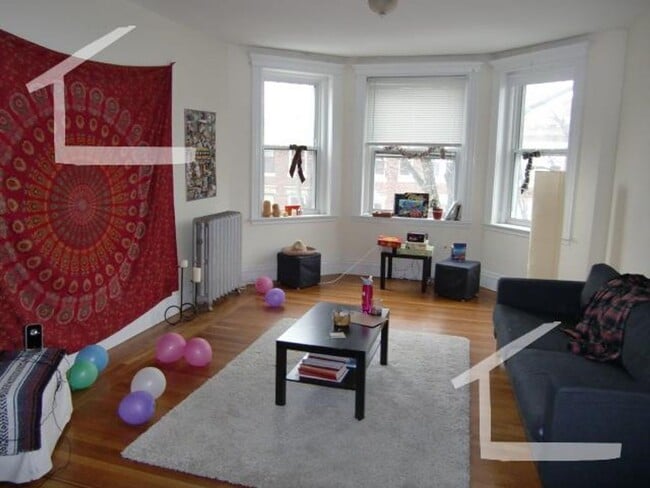 Building Photo - BU East Massive 2 bed flat Near St Mary  Hurry for this one  Be gone by March!