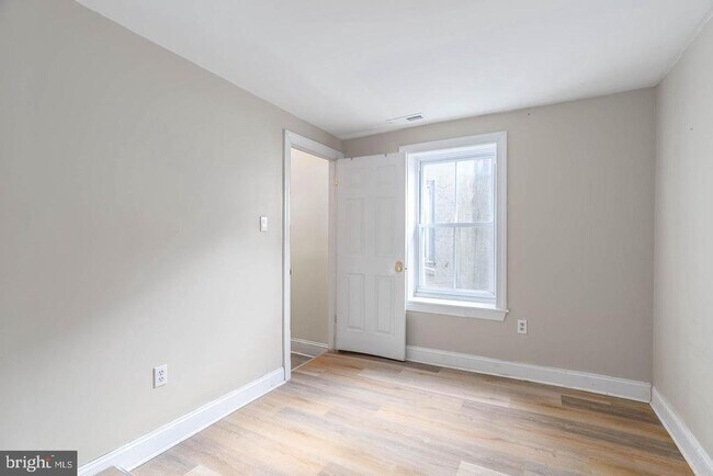 Building Photo - 558 N 16th St