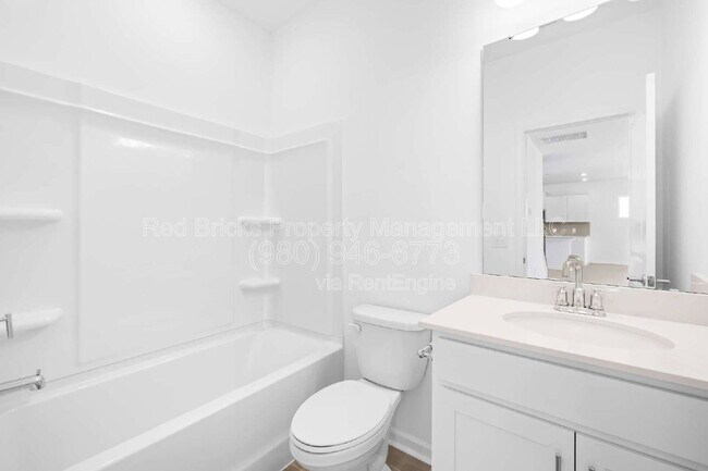 Building Photo - 2133 Riverbend Ave