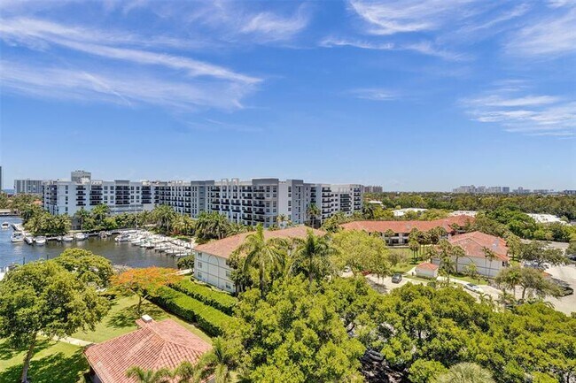 Building Photo - 3200 Port Royale Dr N