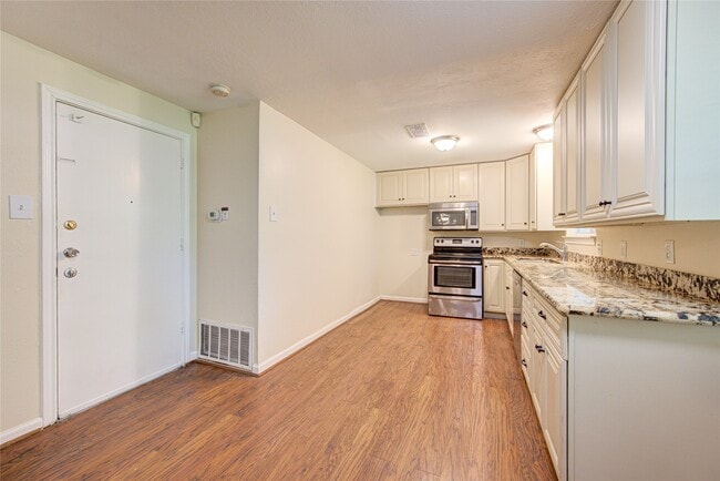 Building Photo - 5730 Southminster Dr