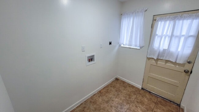 Building Photo - 6 Bedroom 3 Bath Two Story House with REMODELED Kitchen and Bathrooms Available Now!