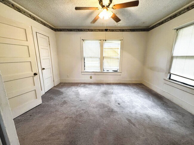 Building Photo - 3 Bedroom 1.5 Bath home w/fenced yard