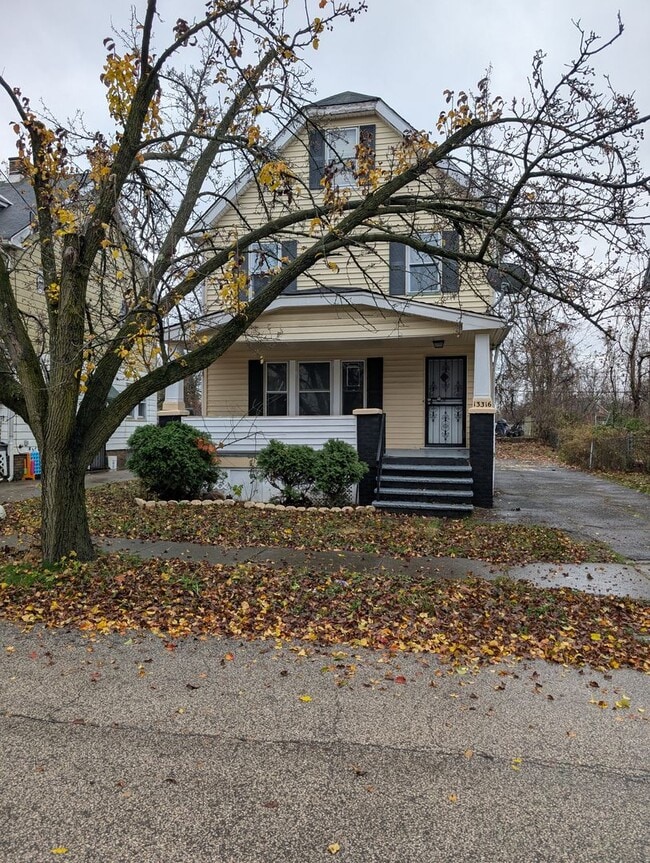 Building Photo - Charming 3BR 1BA Home w/  Solar Panels • Driveway in Cleveland