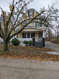 Building Photo - Charming 3BR 1BA Home w/  Solar Panels • Driveway in Cleveland