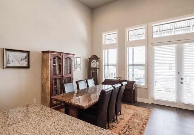 Building Photo - 2/2/1 Condo in Town Creek / Walk to Dos Rios / Community Pool/Fridge, Washer & Dryer Included / B...
