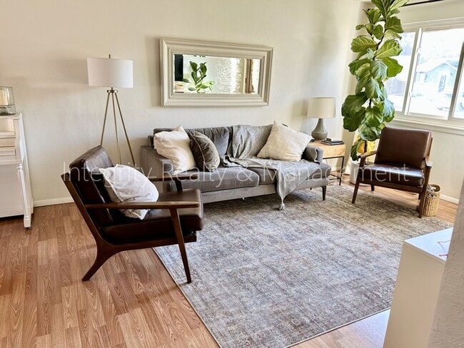 Building Photo - 9722 W Polk Dr