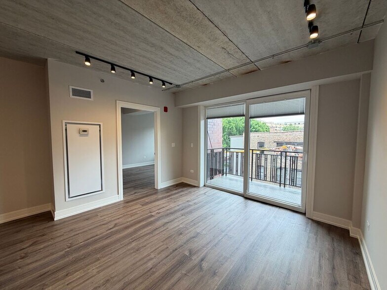 Building Photo - 952 W Carmen Ave