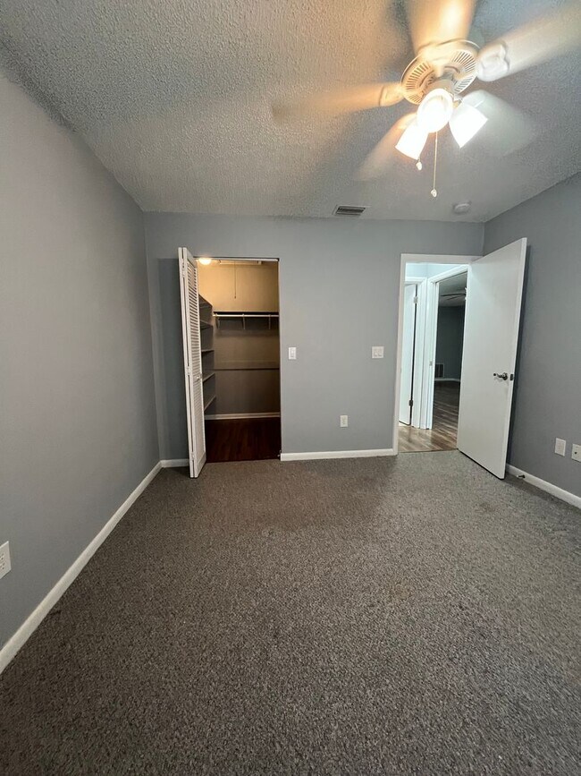 Building Photo - Kings Colony 2 / 2 bath with Florida room!