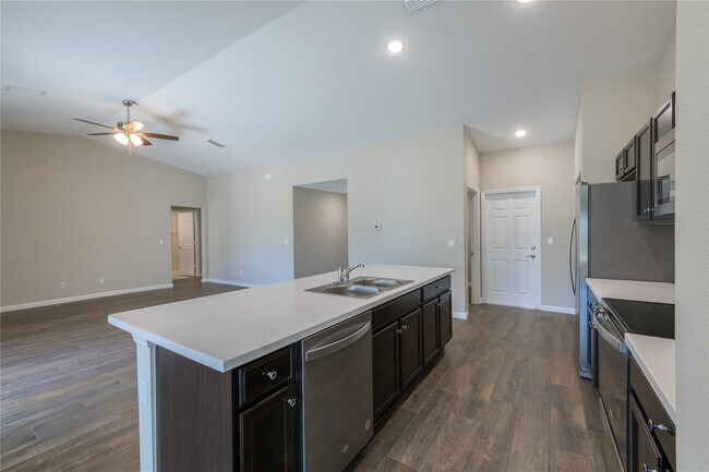 Building Photo - 730 SW McCall Rd