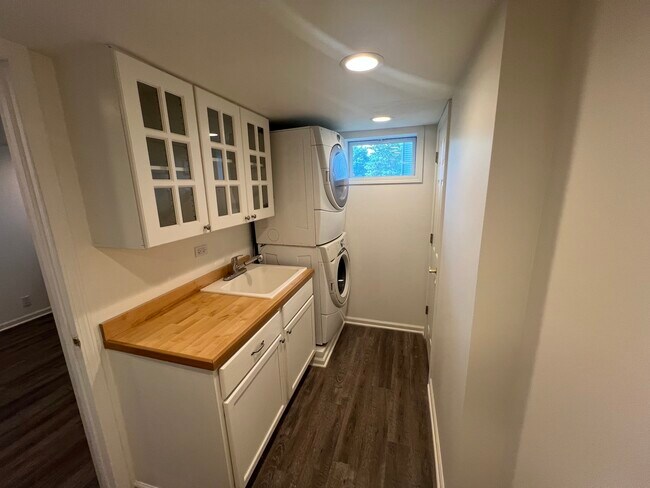 Building Photo - 7830 Westview Ln