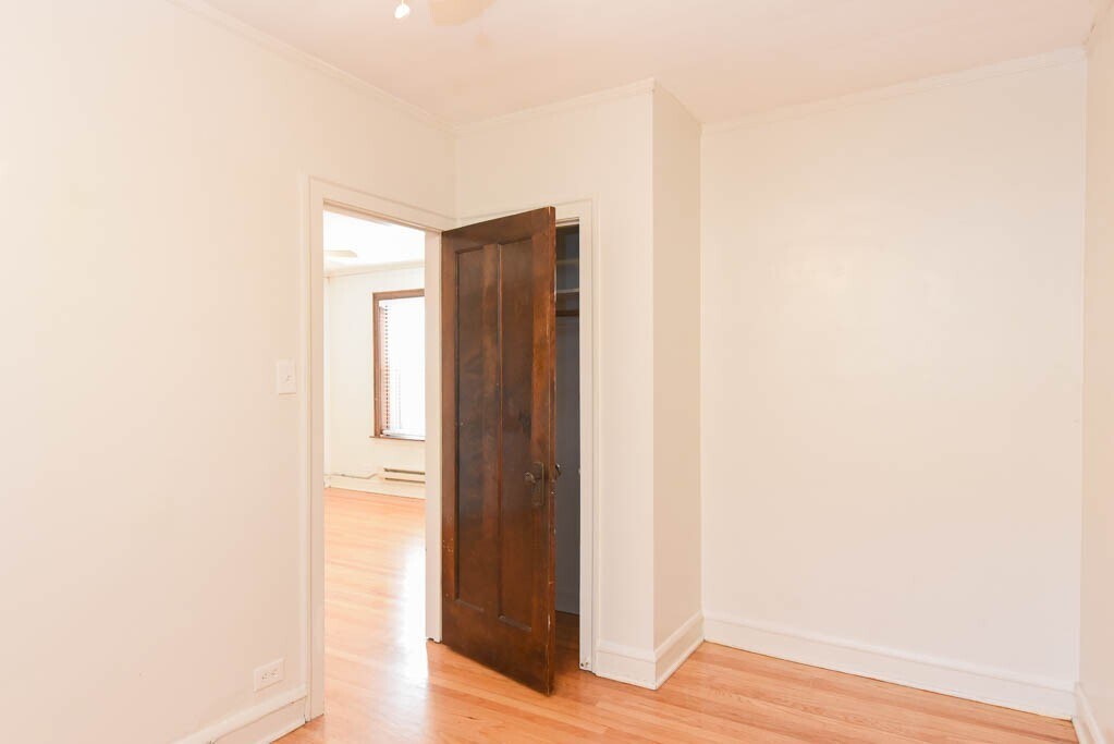 Building Photo - 1421 W Hutchinson St