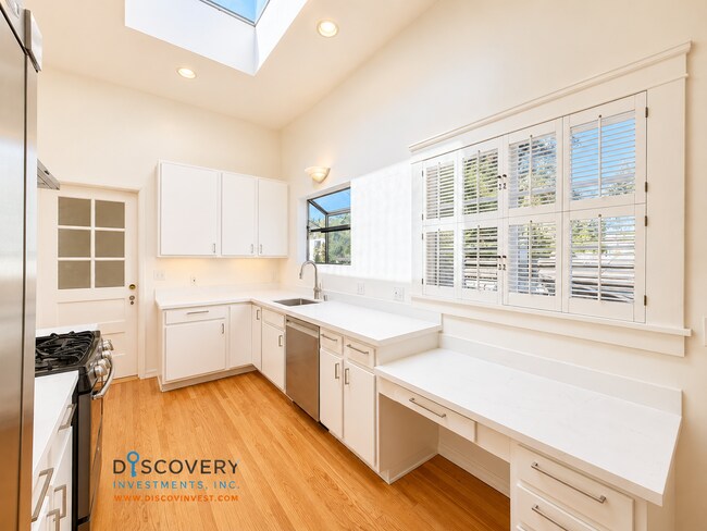 Building Photo - Classic Berkeley Condo with Tasteful Modern Updates