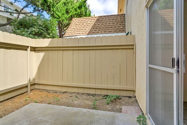 Building Photo - Spacious three bedroom with office in Prim...